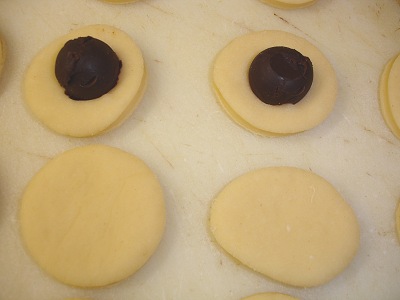 runde Teigplatten mit Ganache-Kugeln