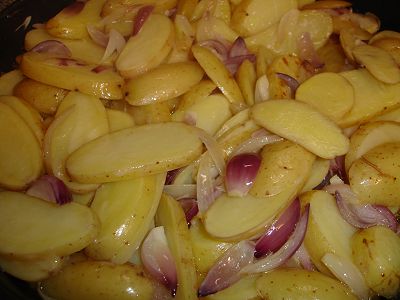 Kartoffeln beim ersten Anbraten