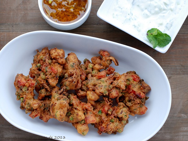Chili und Ciabatta: Gemüse-Pakoras mit Gurken-Minzjoghurt