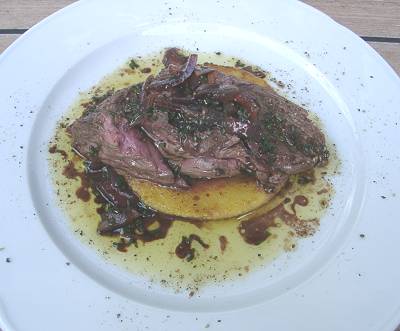 Polenta mit gegrilltem Steak und Zwiebel-Vinaigrette