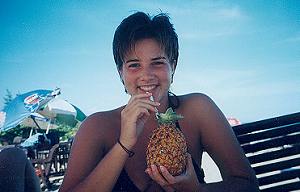 Kathi trinkt Ananas mit Leite condensado