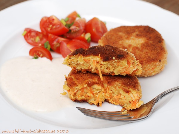 Kichererbsen-Möhrenplätzchen mit Tahini-Joghurt