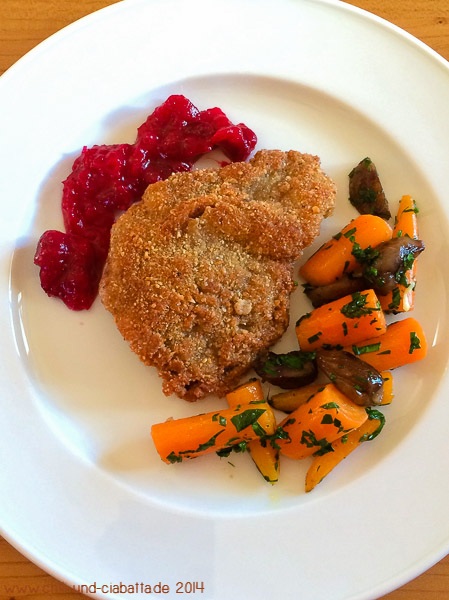 Chili und Ciabatta: Rehschnitzel in Haselnusspanade mit Cranberry-Chutney