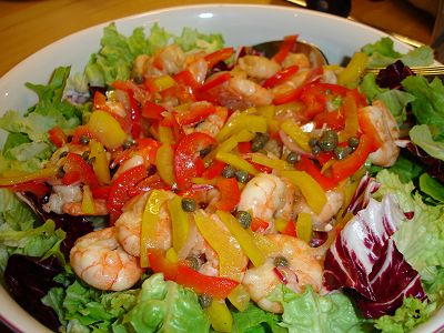 Pikante Shrimps auf buntem Salat