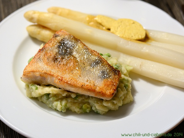Chili und Ciabatta: Zander auf Kartoffel-Erbsenstampf mit Spargel und ...