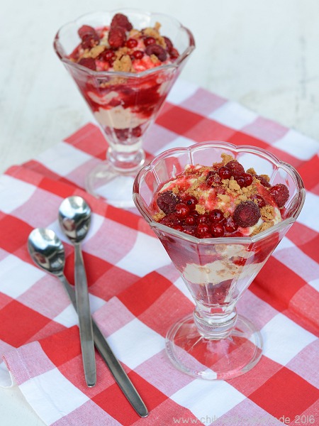 Amarettini-Mousse-Becher mit Himbeeren, Johannisbeeren und fruchtiger ...