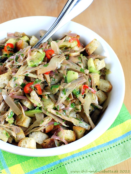 Artischockensalat mit Avocado und Croûtons