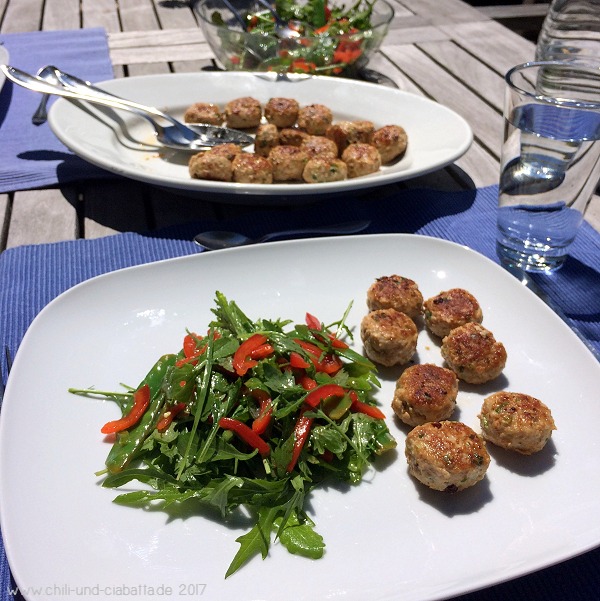 Asiatische Fleischbällchen mit buntem Salat – Chili und Ciabatta