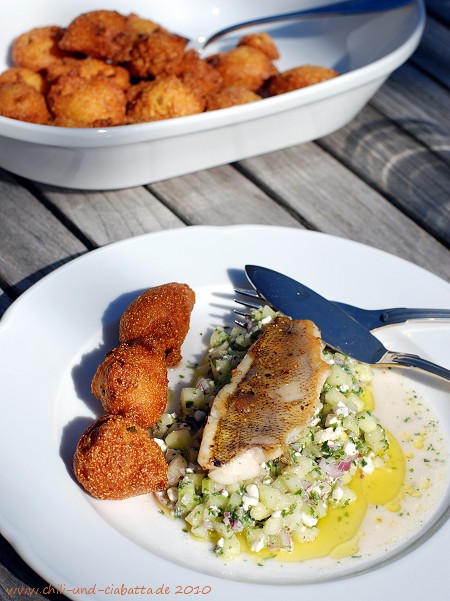 Barsch auf Gurken-Feta-Relish mit Jalapeno-Ziegenkäse-Hush Puppies