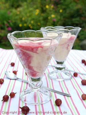 Bayerische Creme mit Stachelbeeren