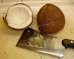 Zerkleinern der Kokosnuss