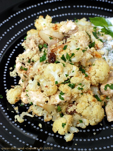 Couscouspfanne mit geröstetem Blumenkohl und Hähnchenbrust