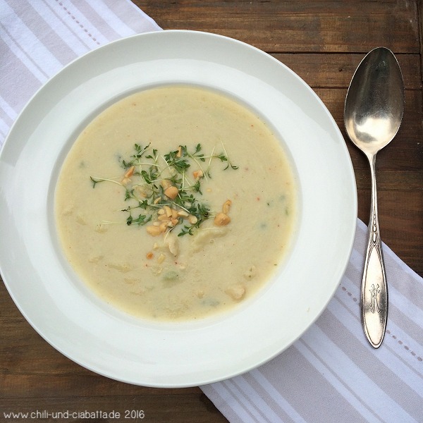 Blumenkohlsuppe mit Hähnchen-Hack und Erdnüssen