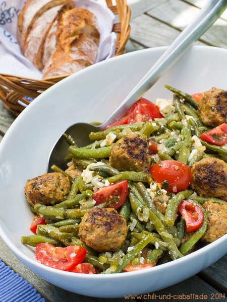 Bohnensalat mit Feta und Hackbällchen – Chili und Ciabatta