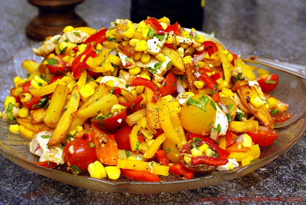 Bratkartoffelsalat mit Paprika, Röstmais und Tomaten