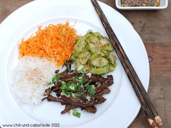 Skirt STeak nach Bulgogi-Art , koreanischer Gurken- und Möhrensalat