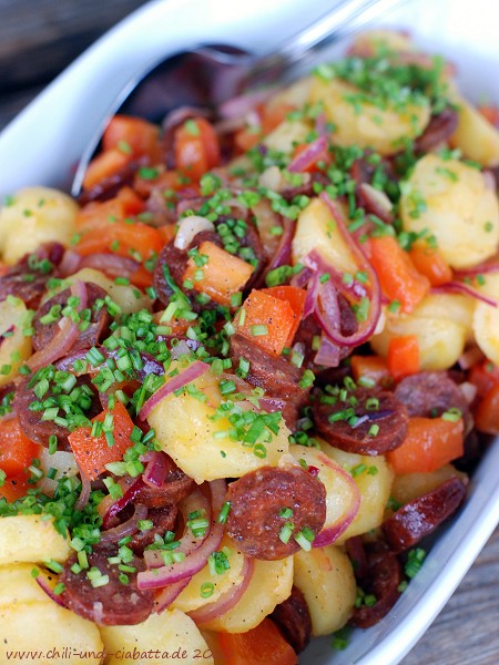 Warmer Kartoffelsalat mit Chorizo, Paprika und roten Zwiebeln