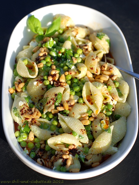 Conchiglie mit Joghurt, Erbsen und Chili