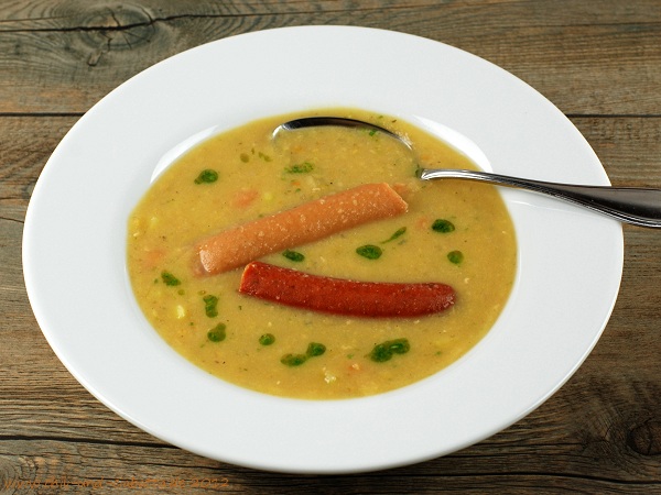 Gelbe Schälerbsensuppe mit Kartoffeln und Schnittlauchöl