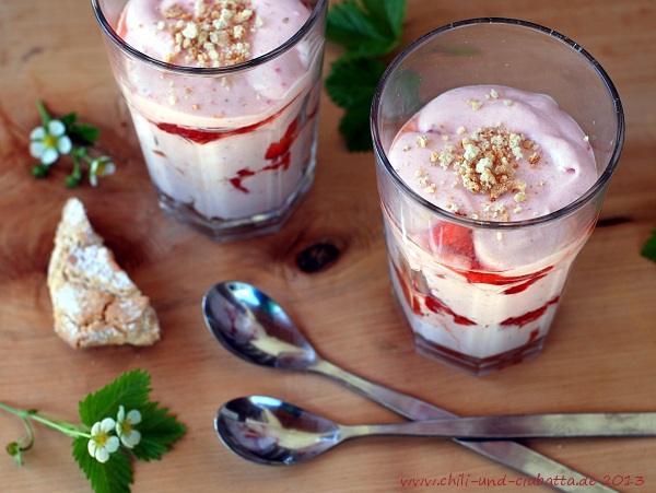 Erdbeer-Quark-Creme mit Amaretti Bianchi – Chili und Ciabatta