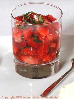 Erdbeeren mit Basilikum und Limoncello