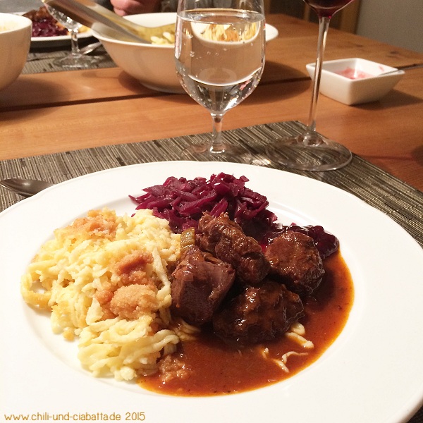 Feines Rehragout, Rotkraut, handgeschabte Spätzle