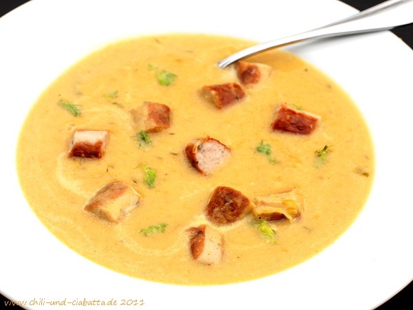 Fenchel-Lauch-Kartoffel-Suppe mit Curry und Bratwürstchen