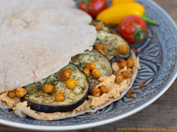 Fladenbrot mit pikantem Hummus, Auberginen und frittierten Kichererbsen