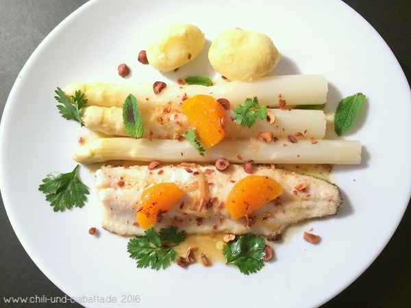 Forellenfilets auf der Reis-Haut knusprig gebraten mit Fischsauce ...