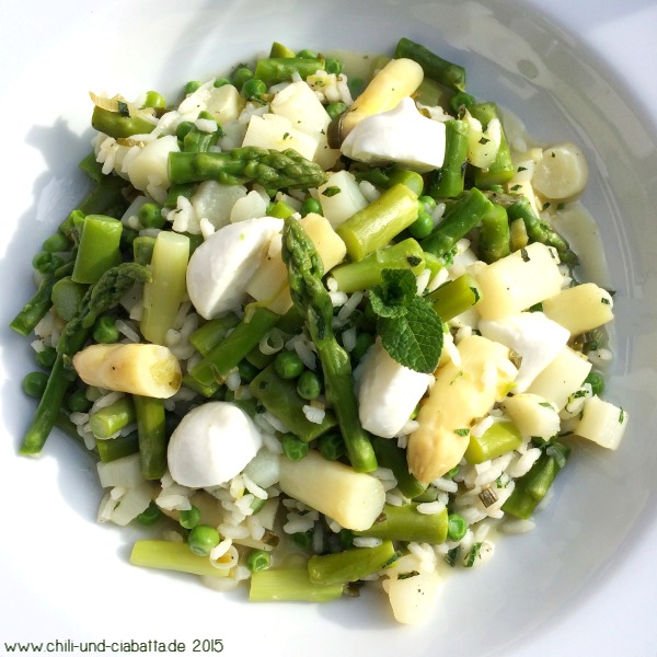 Frühlingsgemüse-Risotto mit Minze und Mini-Mozzarellini