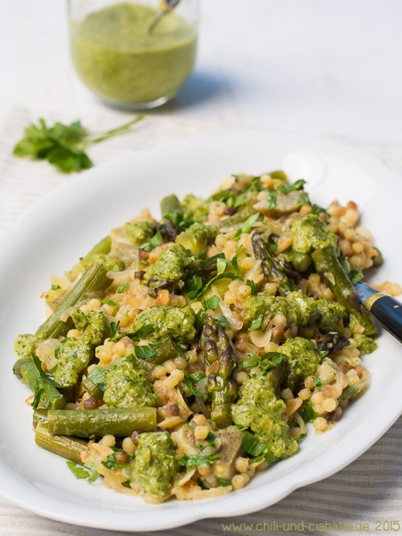 Fregola-Pilaf mit grünem Spargel und grüner Chilisauce