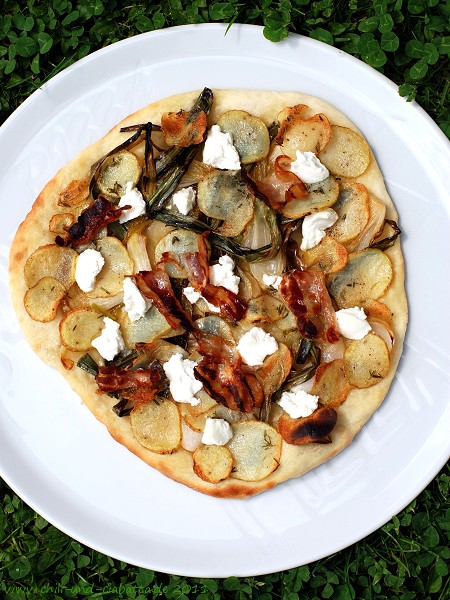 Pizza mit Frühlingszwiebeln, Kartoffeln und Ziegenfrischkäse