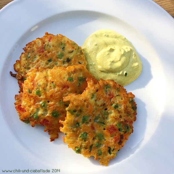 Gemüseküchlein mit Curry-Sauerrahm-Dip