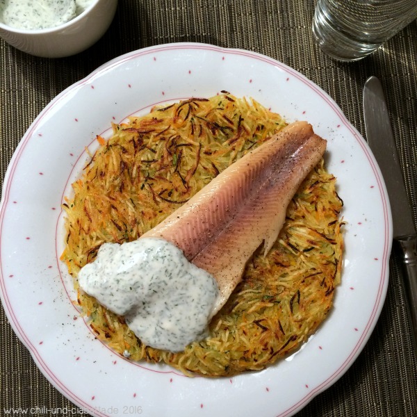 Kartoffel-Gemüserösti mit Dillcreme und Forelle