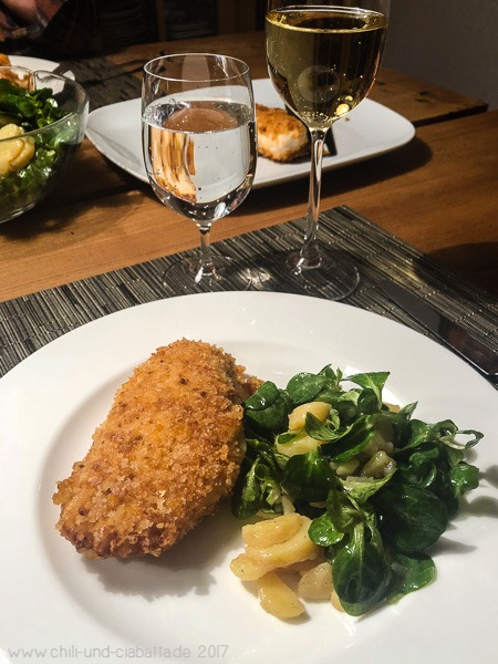 Gewürzbackhendl mit Vogerl-Erdäpfelsalat