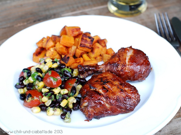 Glasiertes BBQ-Hähnchen mit schwarze Bohnen-Mais-Salat