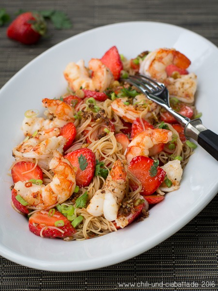 Glasnudelsalat mit Erdbeeren und Garnelen