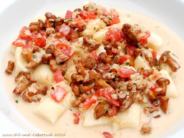 Zitronen-Gnocchi mit Pfifferlings-Tomaten-Rahm