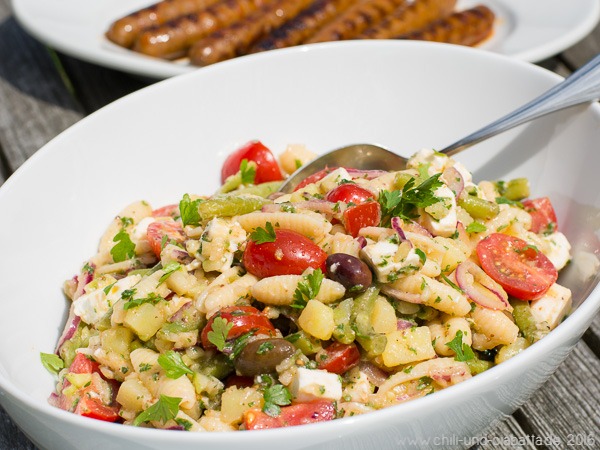 Griechischer Nudelsalat mit Gurken-Vinaigrette