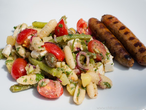 Griechischer Nudelsalat mit Gurken-Vinaigrette