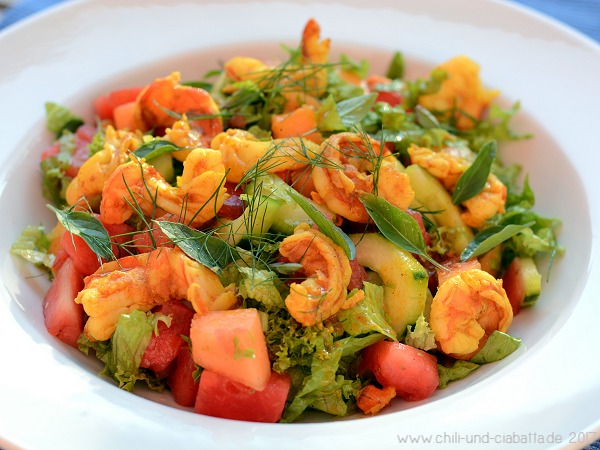 Bunter Gurken-Melonen-Salat mit Curry-Garnelen