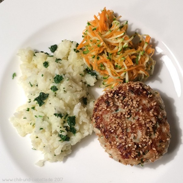 Hähnchenfrikadellen auf Blumenkohlstampf mit Zucchini-Möhren-Salat