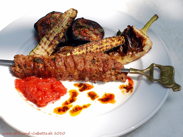 Hackfleischspieße vom Grill mit Tomatensauce, Joghurt und Gemüse