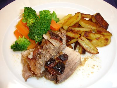 Karibische Schweineschulter mit Möhren-Broccoli-Gemüse und roh gebratenen Kartoffeln