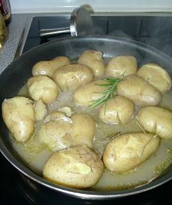 Kartoffeln beim Garen in der Pfanne