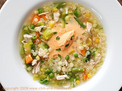 Hühner-Nudelsuppe mit Gemüse und Tomatenmousse