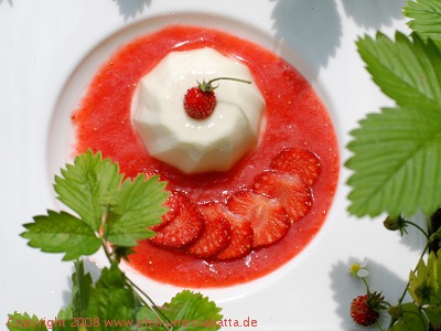 Kokos-Ingwer-Panna Cotta mit Erdbeeren