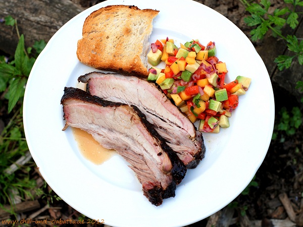 Jerk-Brustspitze mit karibischem Salat