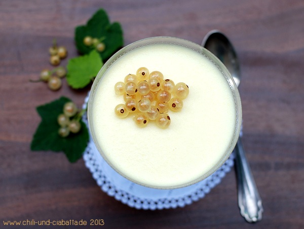Johannisbeer-Panna cotta mit weißen Johannisbeeren – Chili und Ciabatta