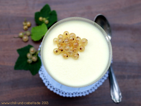 Panna Cotta von weißen Johannisbeeren